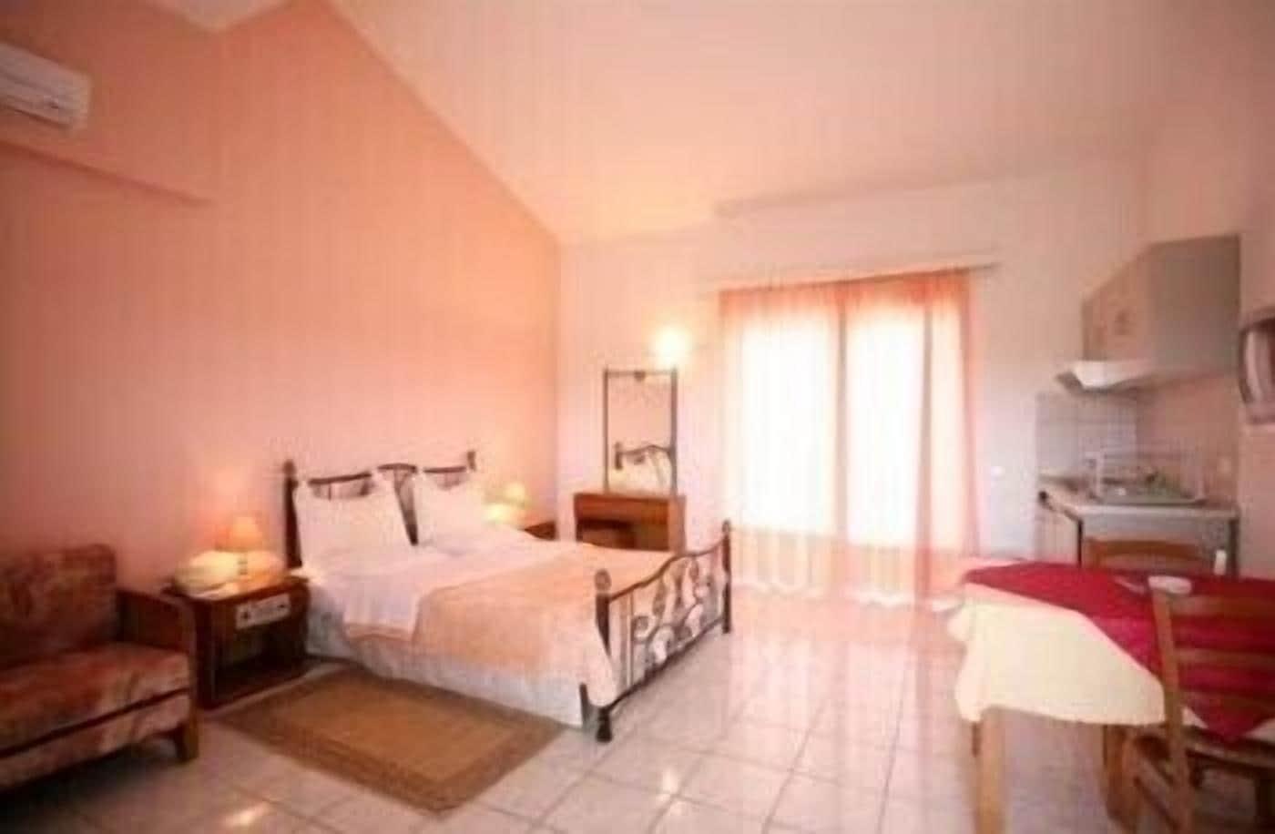Hotel Oasis Kyparissia Exterior foto