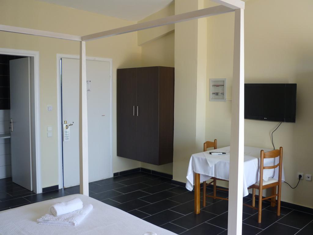 Hotel Oasis Kyparissia Exterior foto