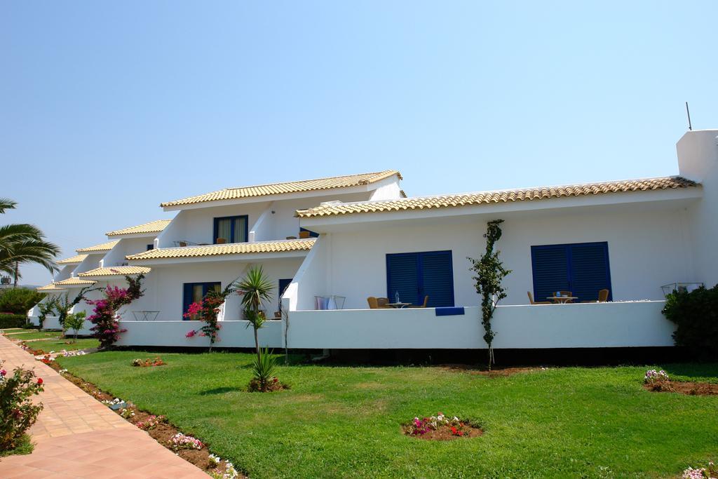 Hotel Oasis Kyparissia Exterior foto