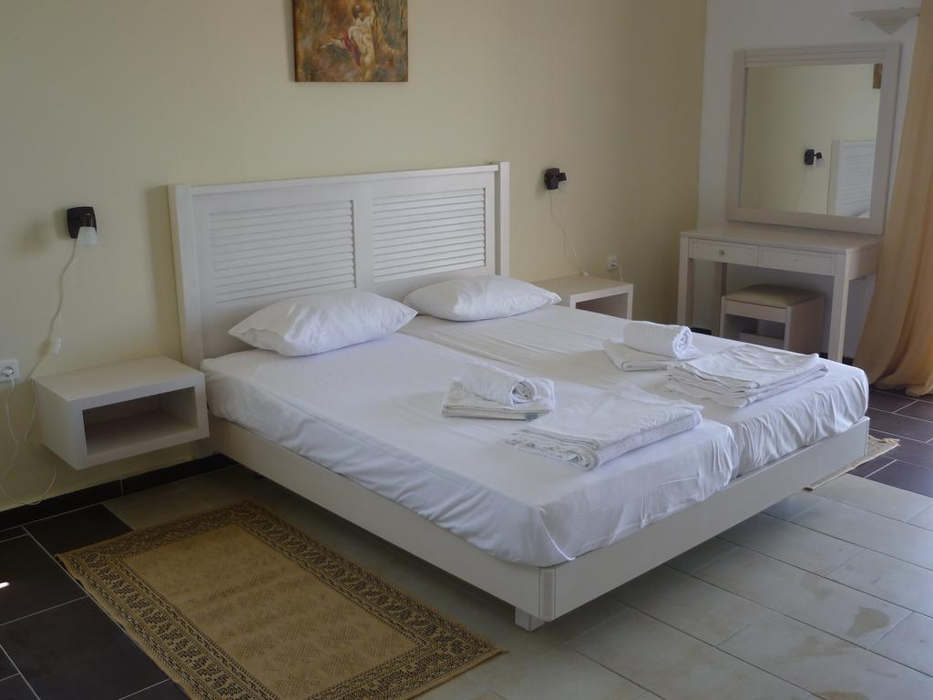 Hotel Oasis Kyparissia Exterior foto