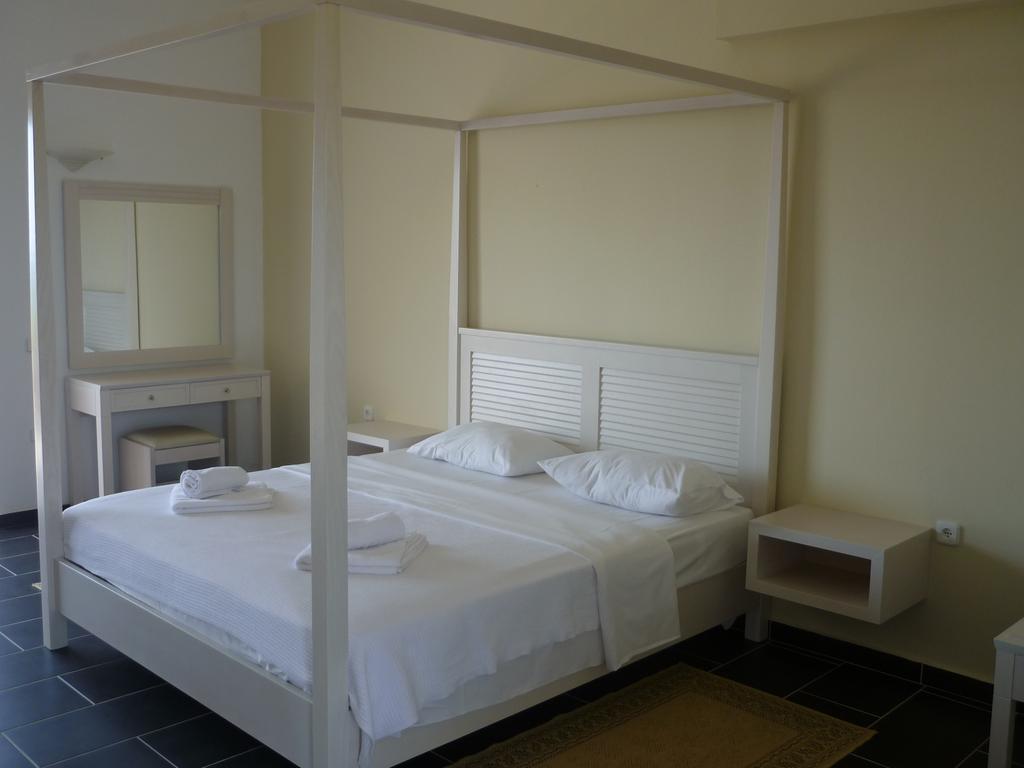 Hotel Oasis Kyparissia Exterior foto