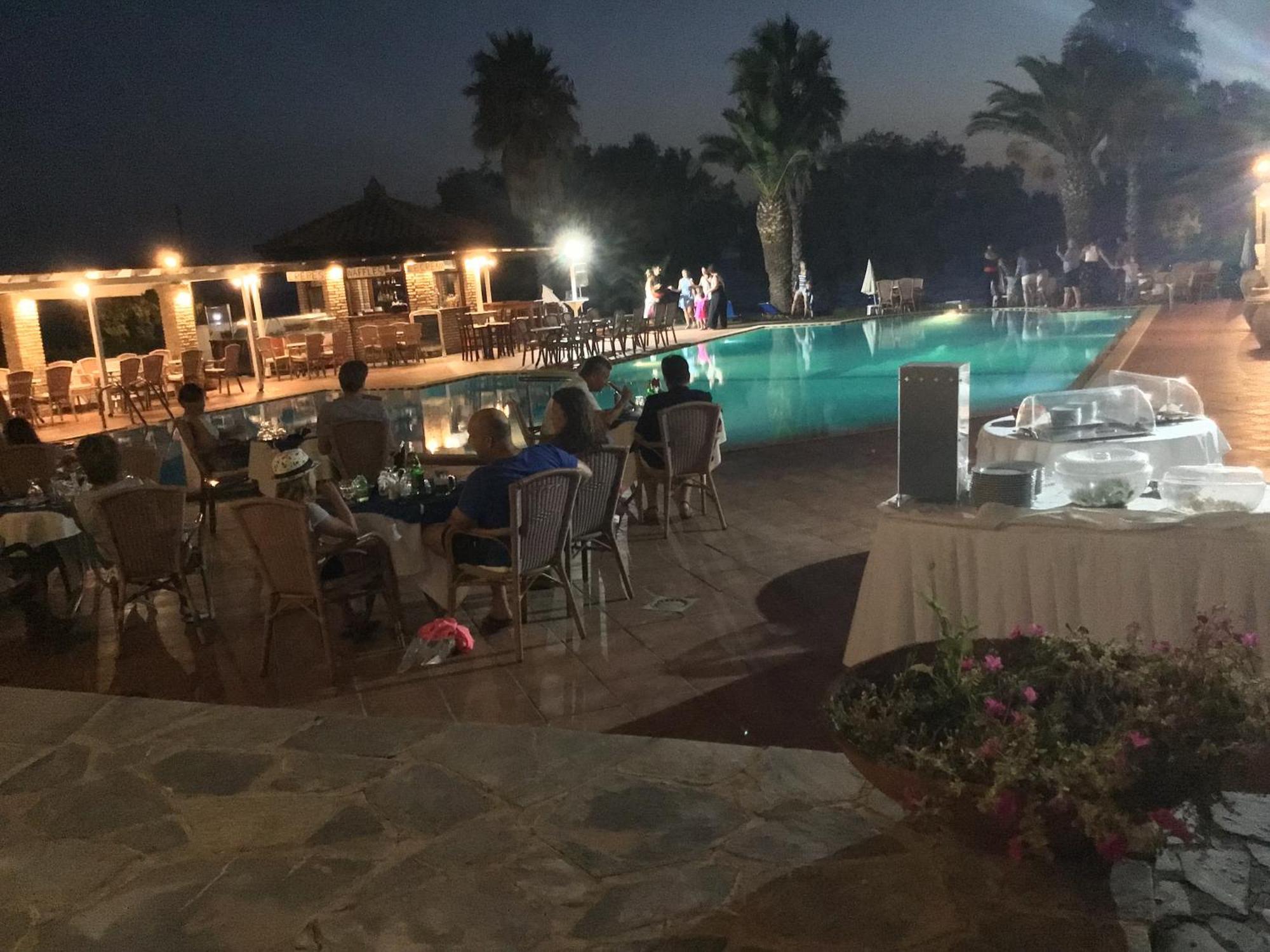 Hotel Oasis Kyparissia Exterior foto