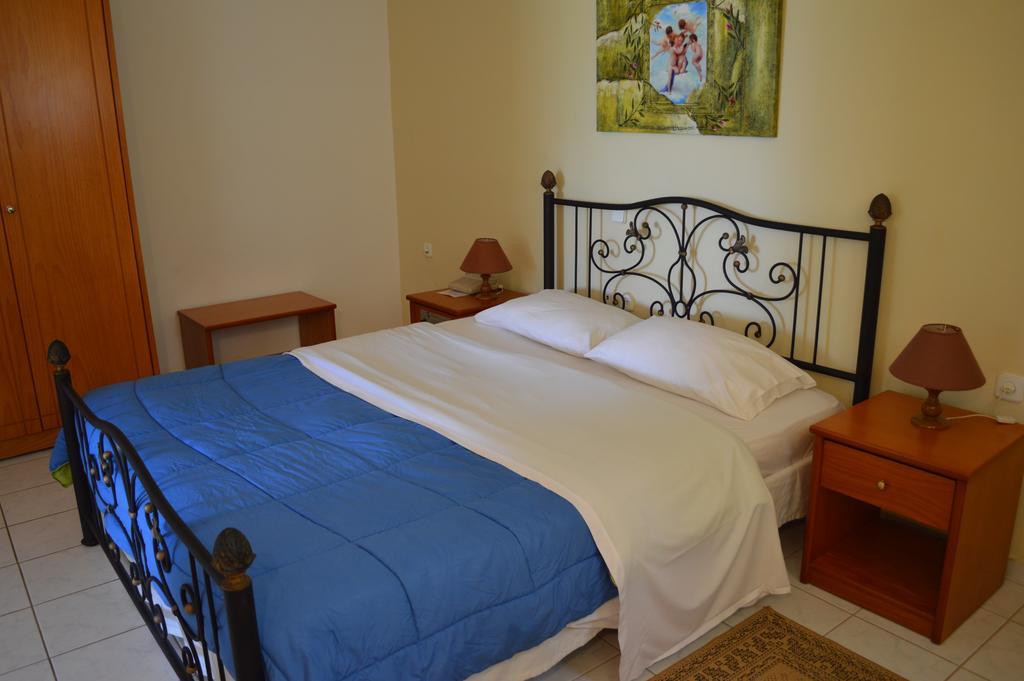 Hotel Oasis Kyparissia Exterior foto