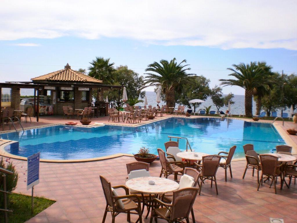 Hotel Oasis Kyparissia Exterior foto