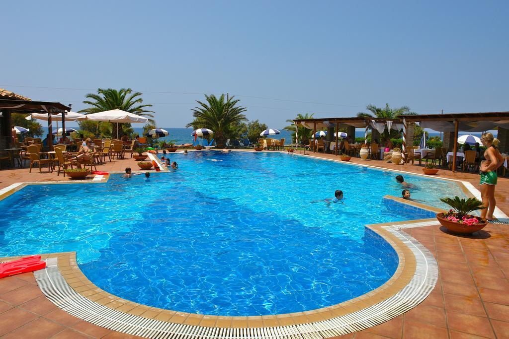 Hotel Oasis Kyparissia Exterior foto