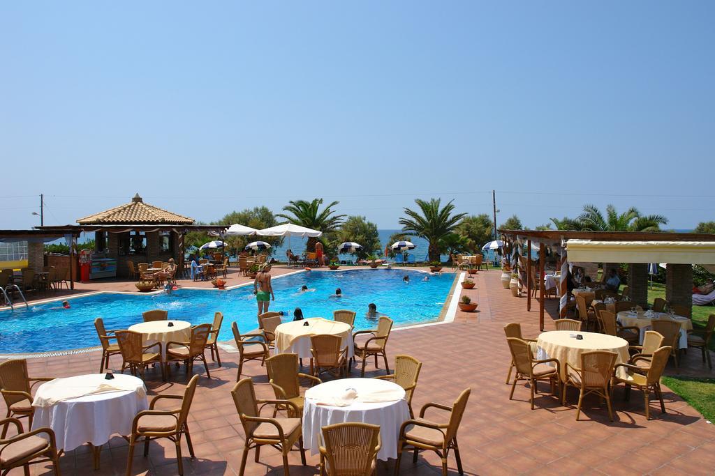 Hotel Oasis Kyparissia Exterior foto
