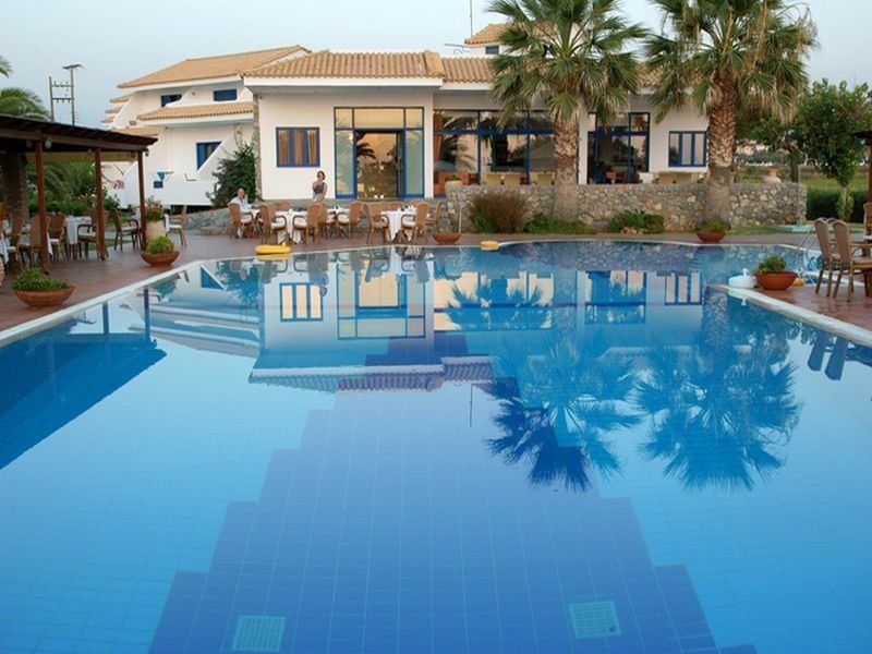 Hotel Oasis Kyparissia Exterior foto