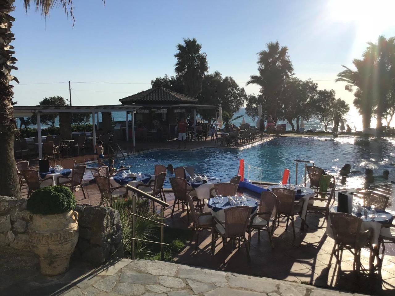 Hotel Oasis Kyparissia Exterior foto