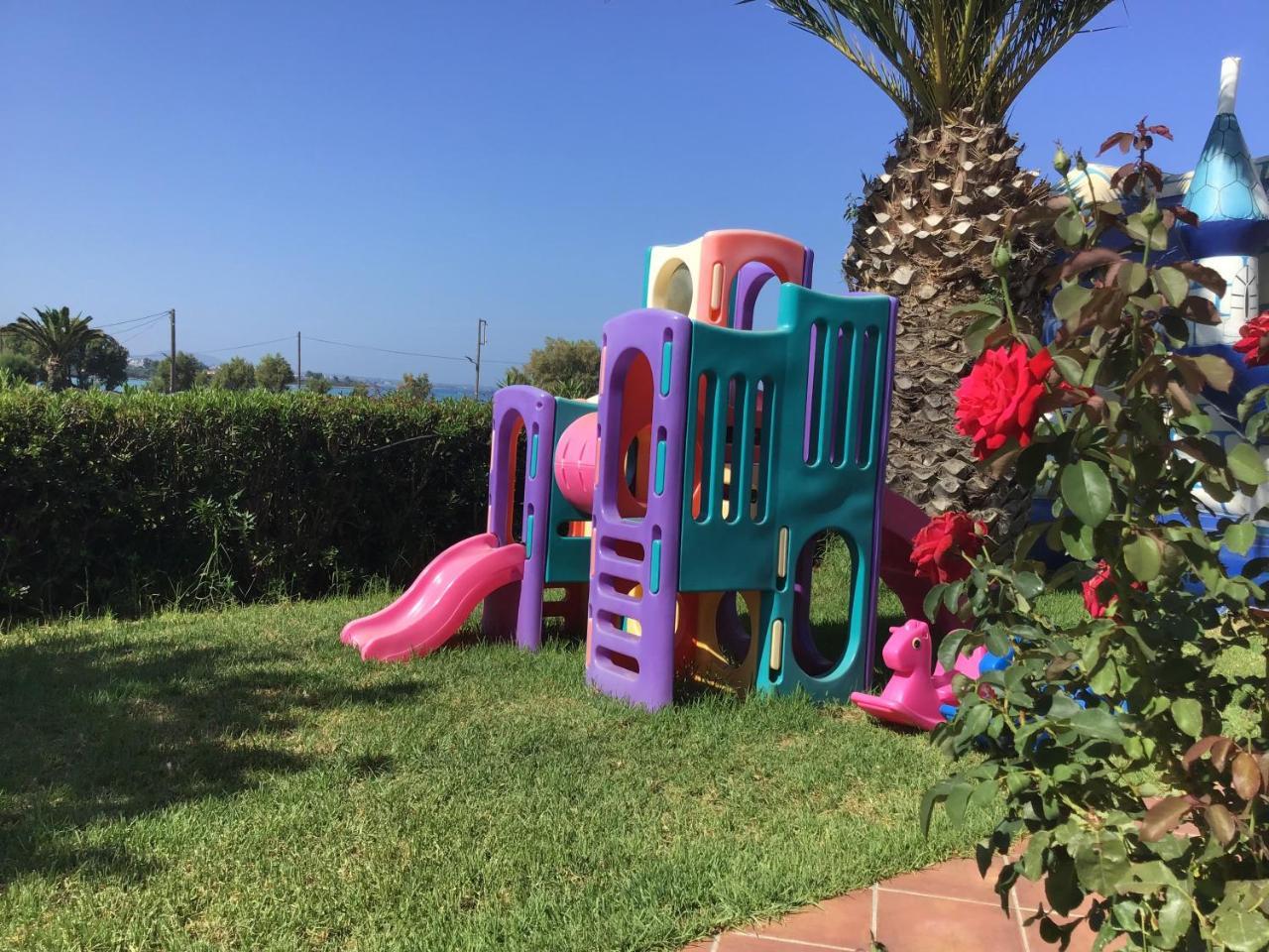 Hotel Oasis Kyparissia Exterior foto