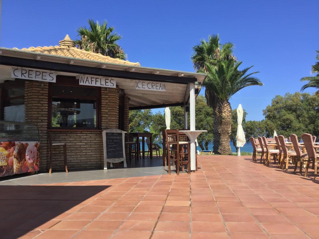 Hotel Oasis Kyparissia Exterior foto