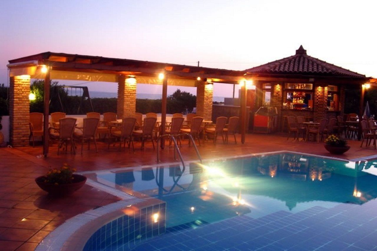 Hotel Oasis Kyparissia Exterior foto