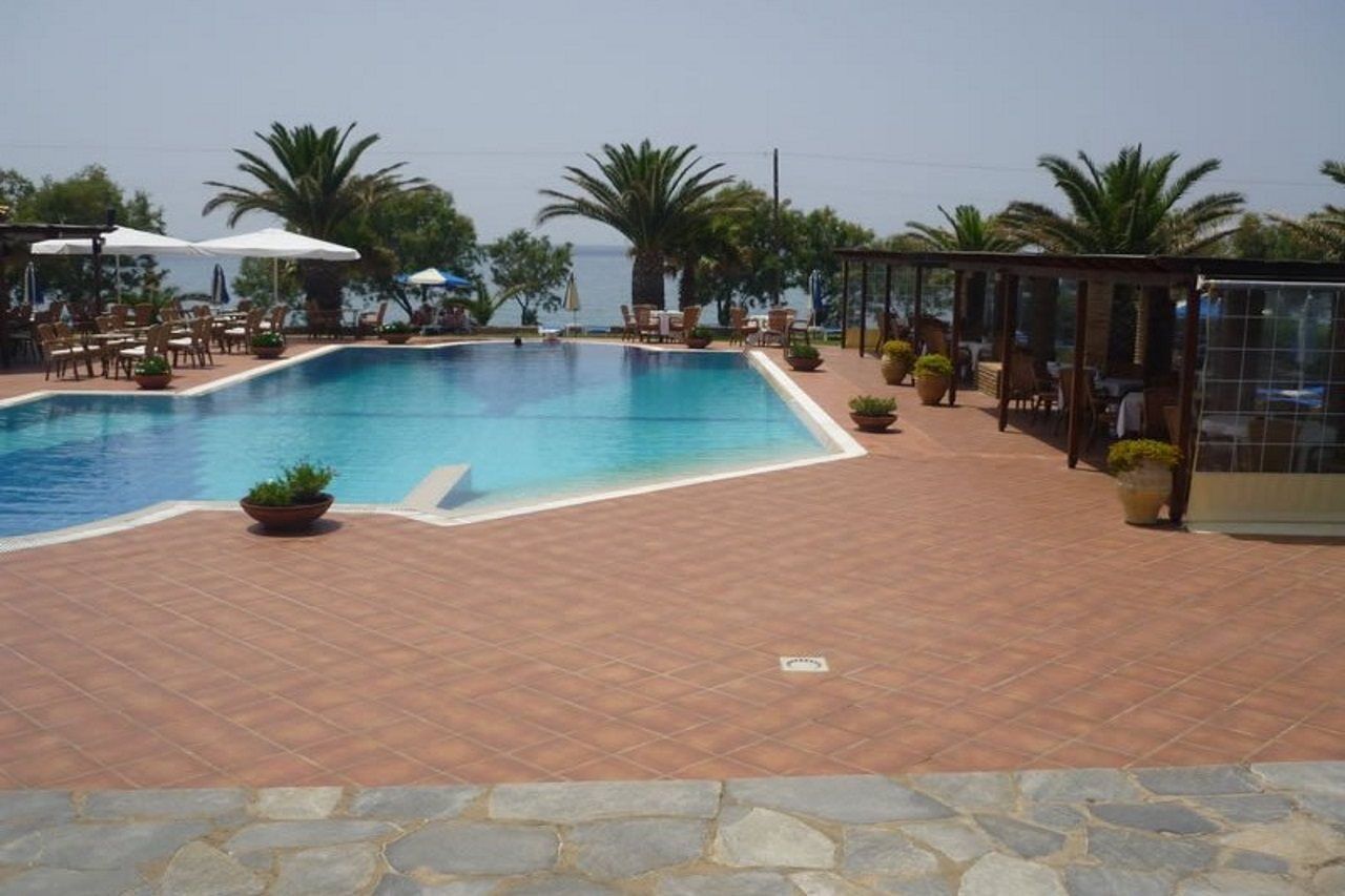 Hotel Oasis Kyparissia Exterior foto