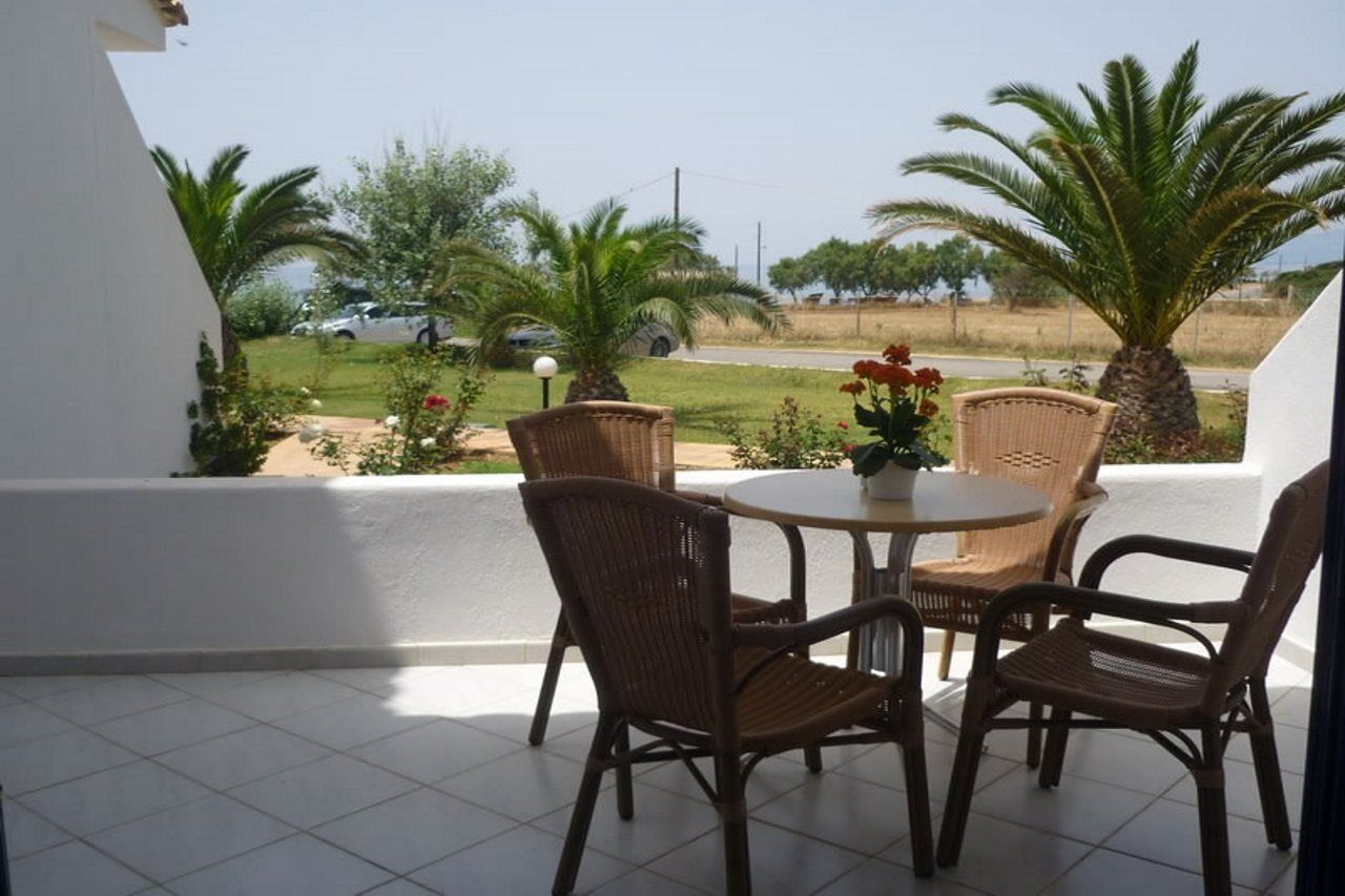 Hotel Oasis Kyparissia Exterior foto