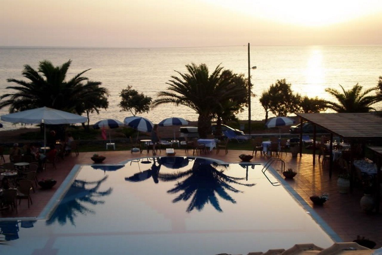 Hotel Oasis Kyparissia Exterior foto